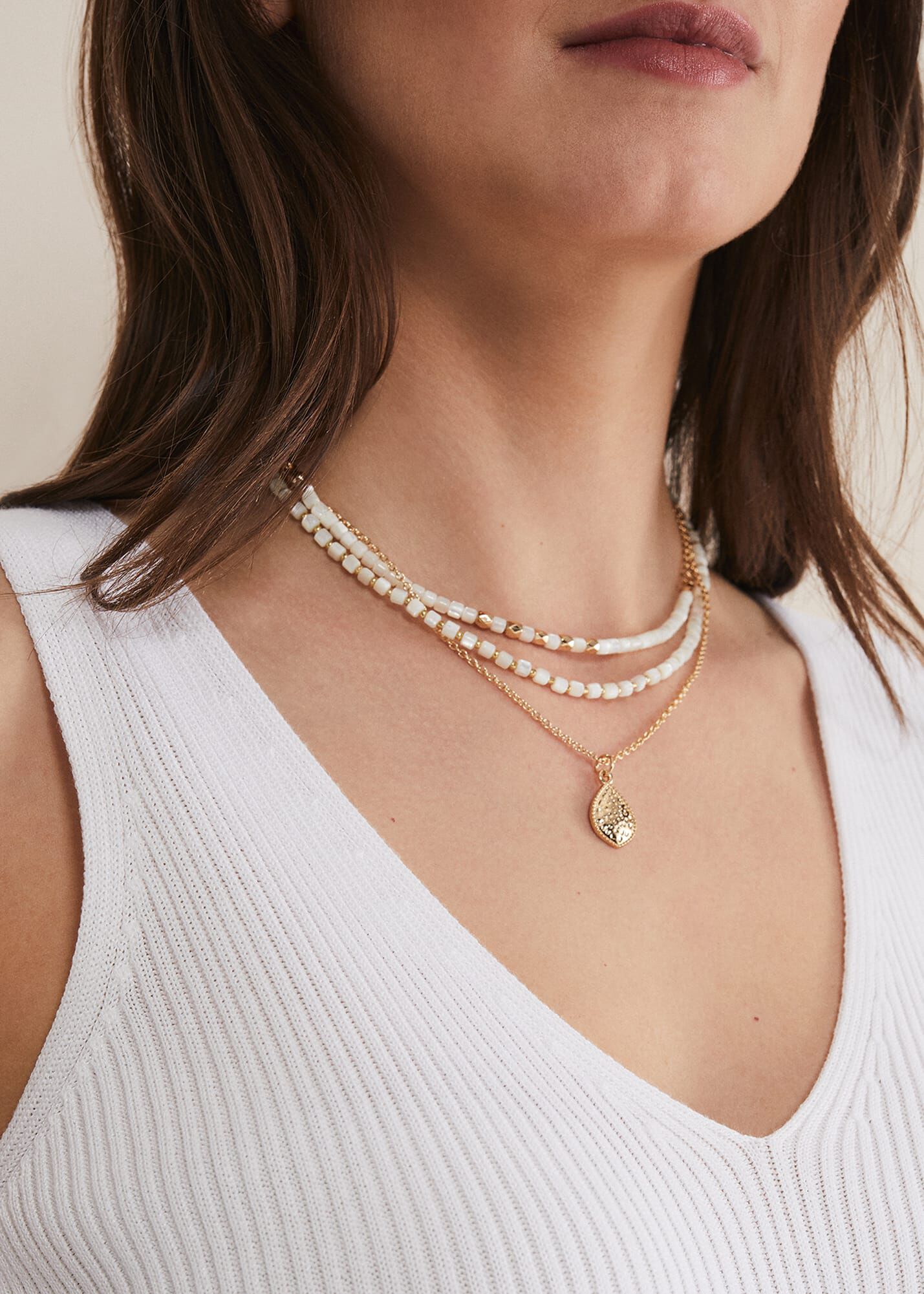 Women's short necklaces discount