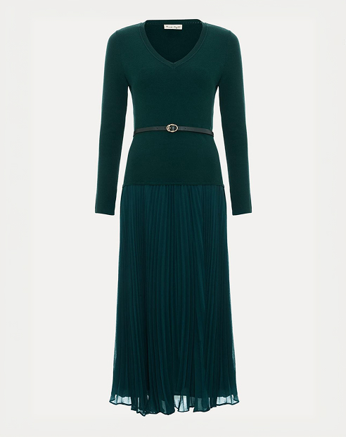 Woman wearing Phase Eight outfit